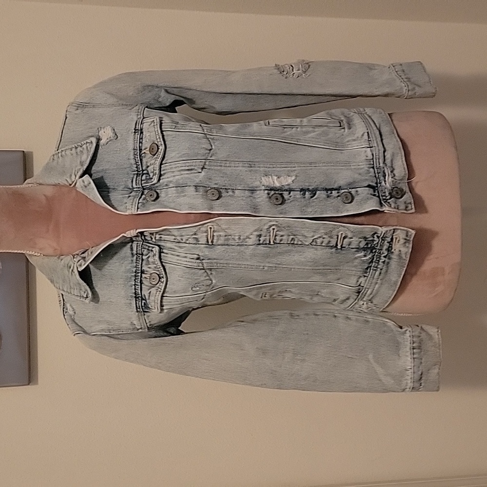 Old Navy Women's Distressed 100% Cotton Denim Jean Jacket. Size XS, EUC